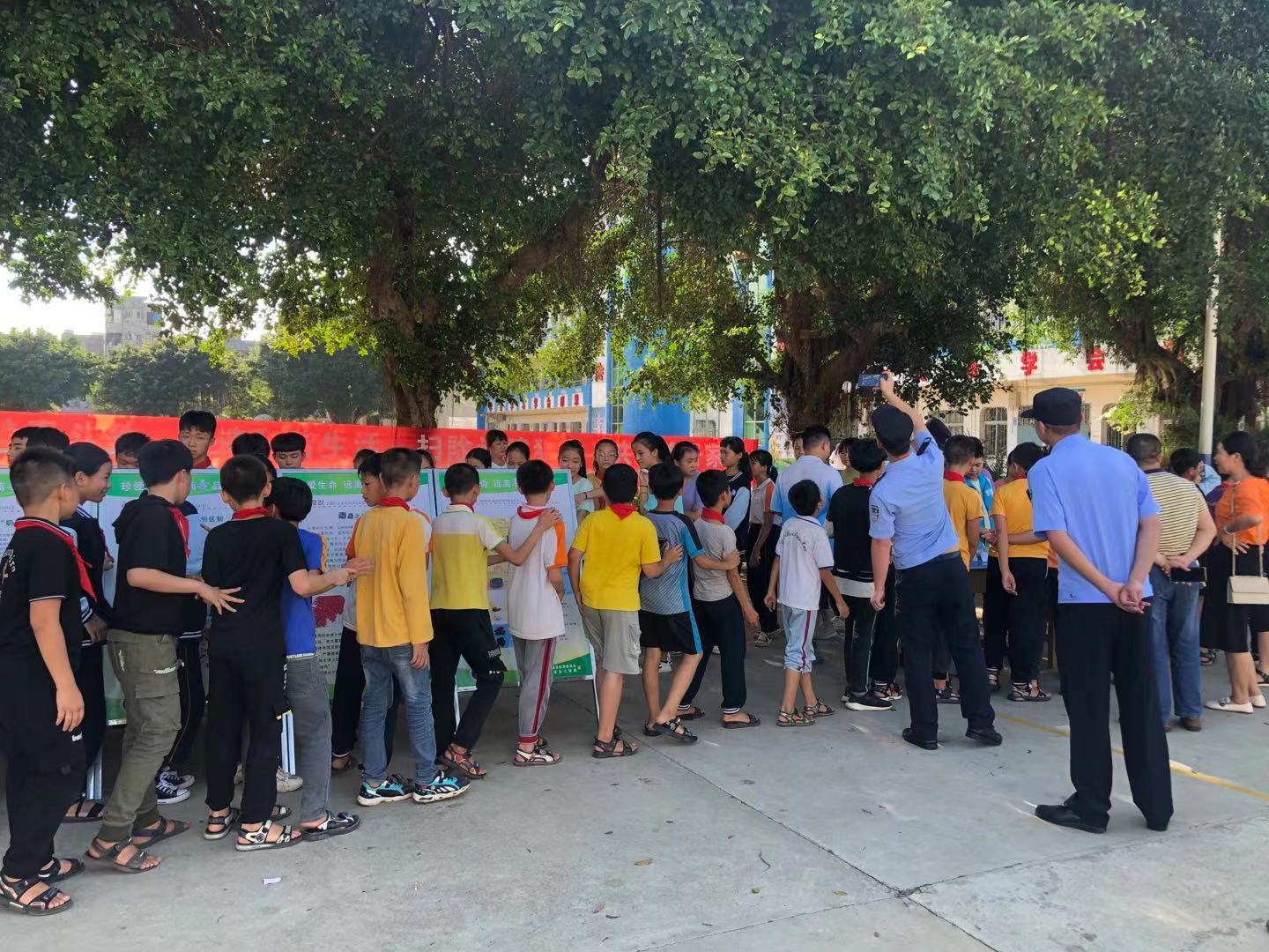 嶺北鎮(zhèn)到嶺北中心小學(xué)開(kāi)展禁毒+反詐宣傳活動(dòng)