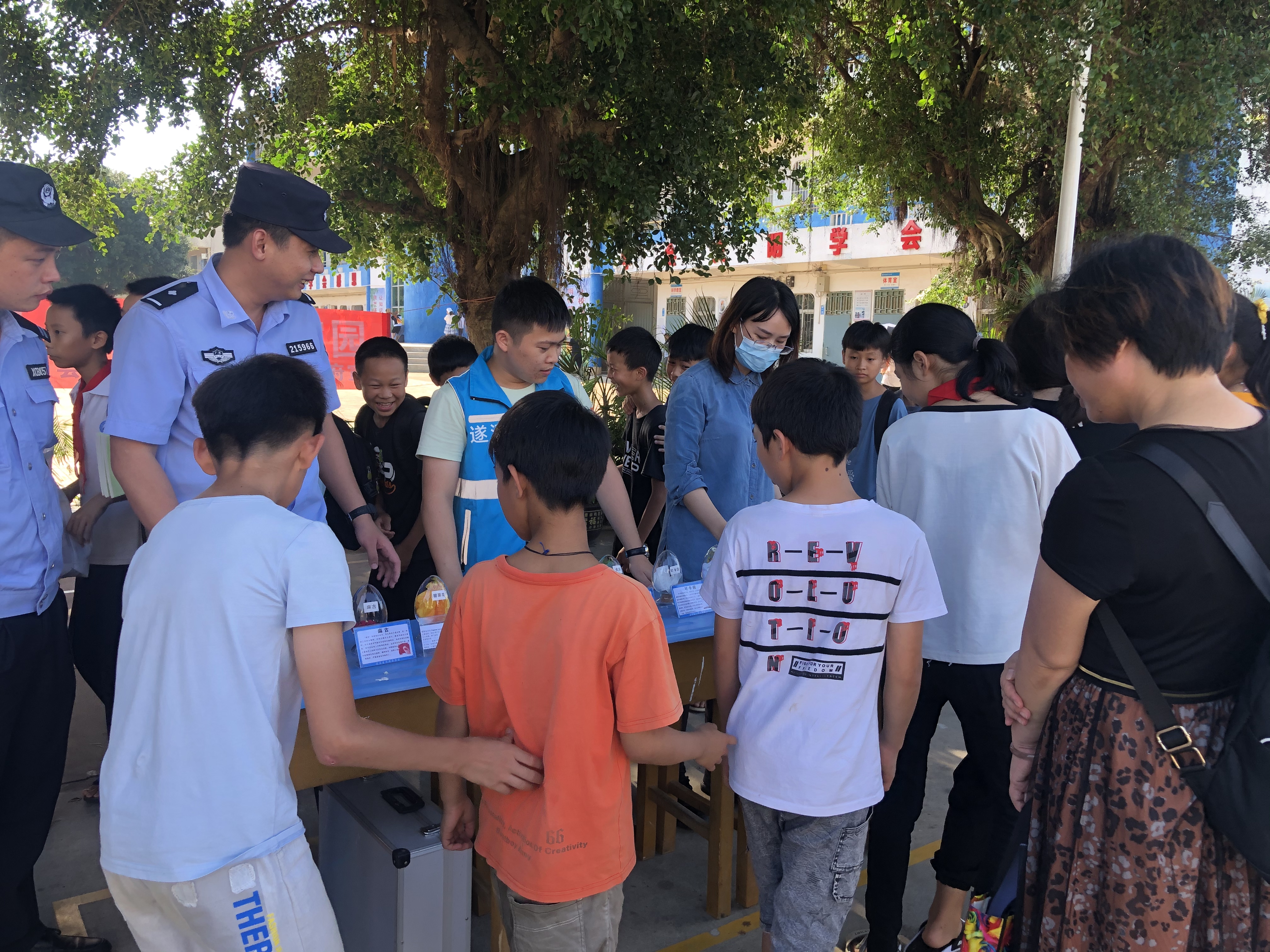 嶺北鎮(zhèn)到嶺北中心小學(xué)開(kāi)展禁毒+反詐宣傳活動(dòng)
