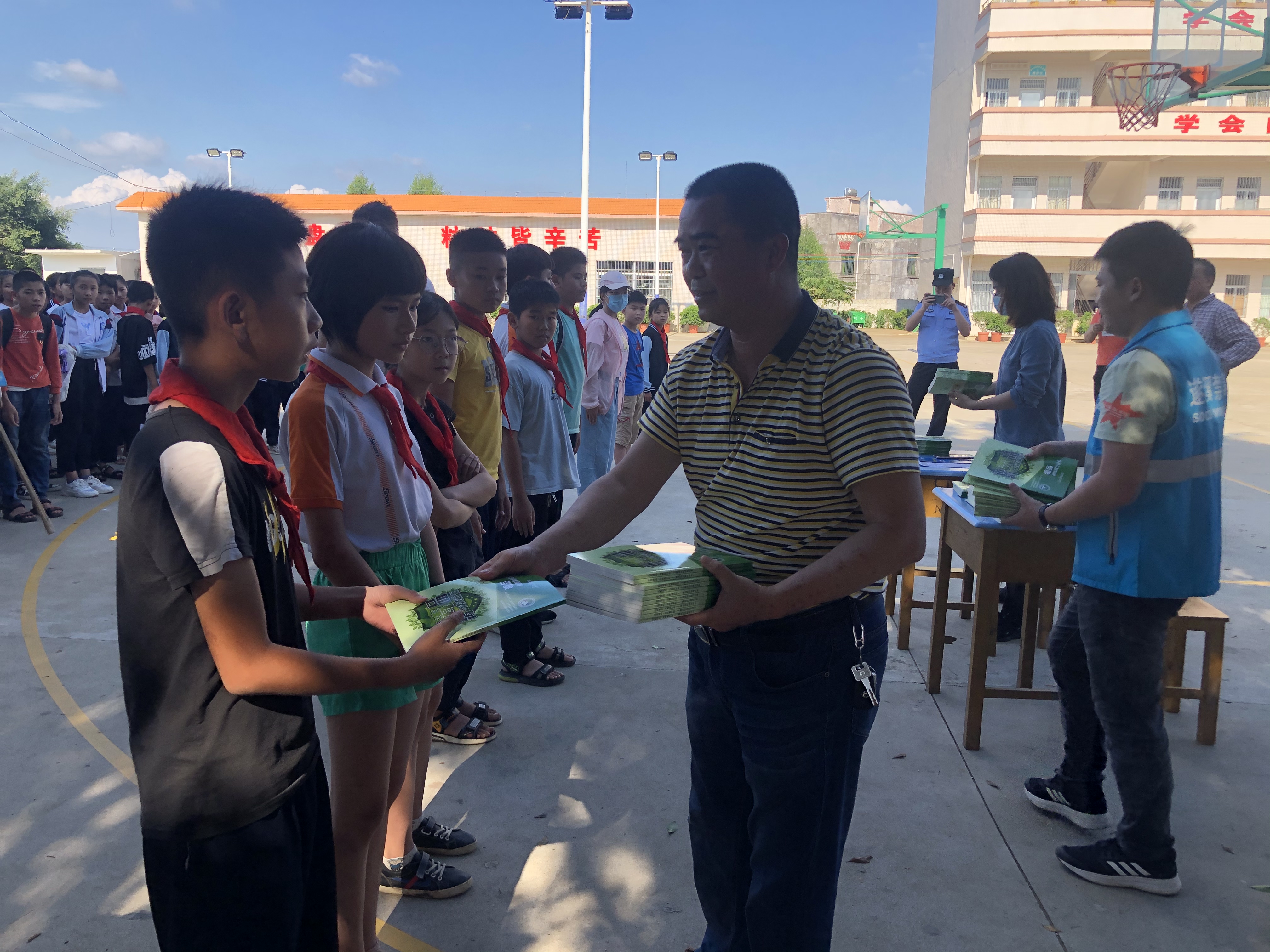 嶺北鎮(zhèn)到嶺北中心小學(xué)開(kāi)展禁毒+反詐宣傳活動(dòng)
