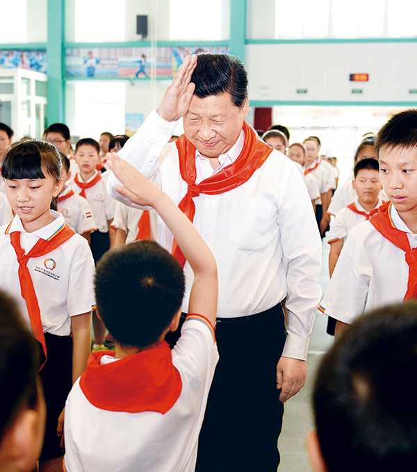 2014年5月30日上午，中共中央總書記、國家主席、中央軍委主席習近平來到北京市海淀區(qū)民族小學，參加慶?！傲弧眹H兒童節(jié)活動。這是習近平參加少先隊入隊儀式。 新華社記者 李濤/攝
