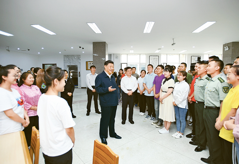 2019年7月15日至16日，中共中央總書記、國家主席、中央軍委主席習近平在內(nèi)蒙古考察并指導開展“不忘初心、牢記使命”主題教育。這是16日上午，習近平在內(nèi)蒙古大學圖書館同學生們親切交談，勉勵他們志存高遠、腳踏實地、發(fā)奮圖強。 新華社記者 謝環(huán)馳/攝
