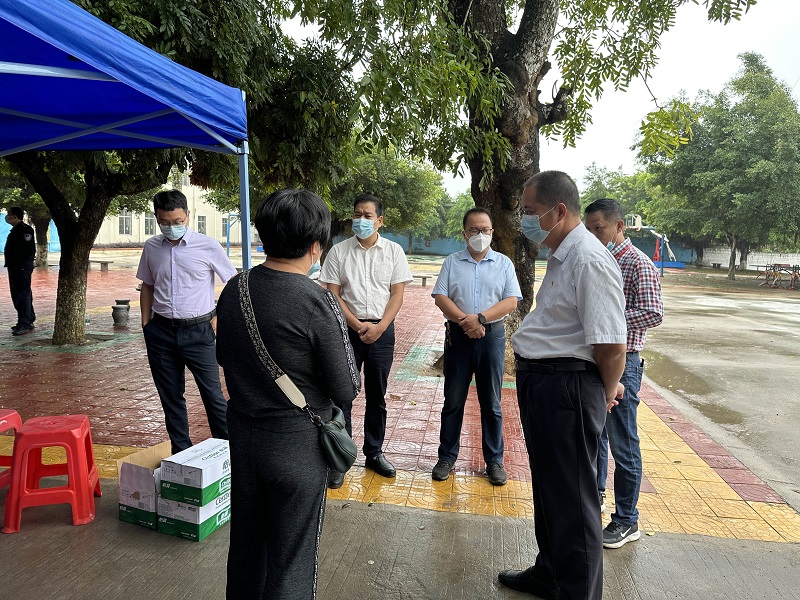 3樂民鎮(zhèn)黨委書記譚彤煜，黨委副書記、鎮(zhèn)長陳秋強(qiáng)到核酸檢測(cè)現(xiàn)場(chǎng)指導(dǎo)工作.jpg