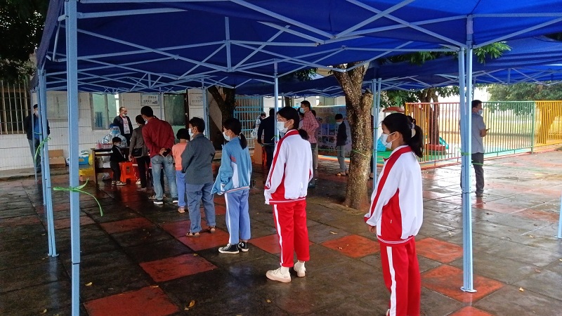 9核酸檢測(cè)現(xiàn)場(chǎng)，群眾有序排隊(duì).jpg