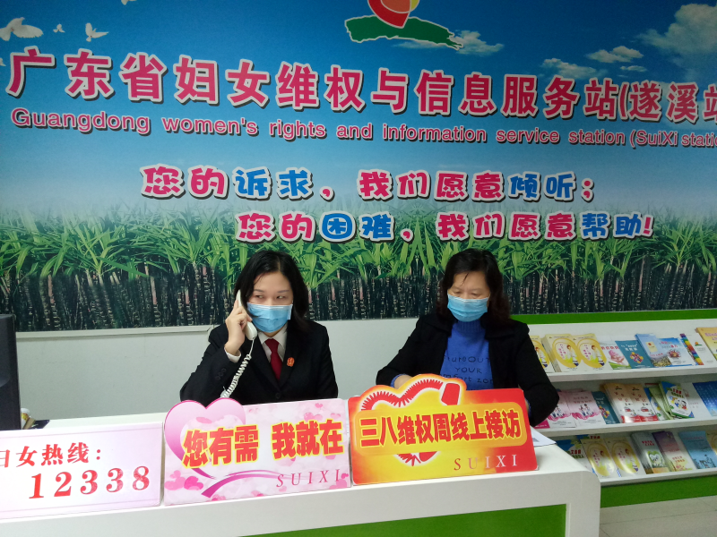 2婦聯(lián)主席、法律專家在線解答疑問.jpg