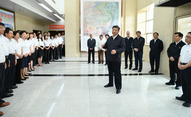 7月15日至16日，中共中央總書記、國家主席、中央軍委主席習近平在內蒙古考察并指導開展“不忘初心、牢記使命”主題教育。這是16日上午，習近平到內蒙古自治區(qū)自然資源廳，實地調研指導開展“不忘初心、牢記使命”主題教育。