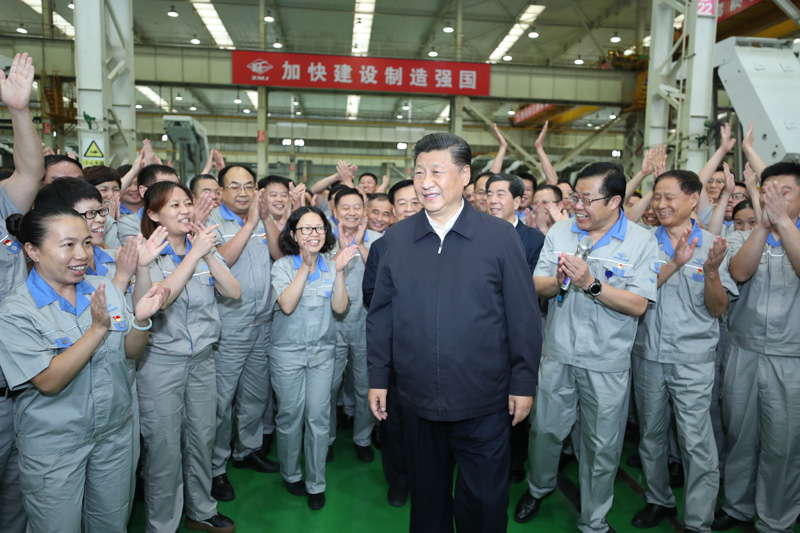 9月16日至18日，中共中央總書記、國家主席、中央軍委主席習(xí)近平在河南考察。這是17日下午，習(xí)近平在鄭州煤礦機(jī)械集團(tuán)股份有限公司總裝車間同工人們親切交流，鼓勵(lì)他們加強(qiáng)自主創(chuàng)新，爭創(chuàng)發(fā)展戰(zhàn)略優(yōu)勢。新華社記者 鞠鵬 攝