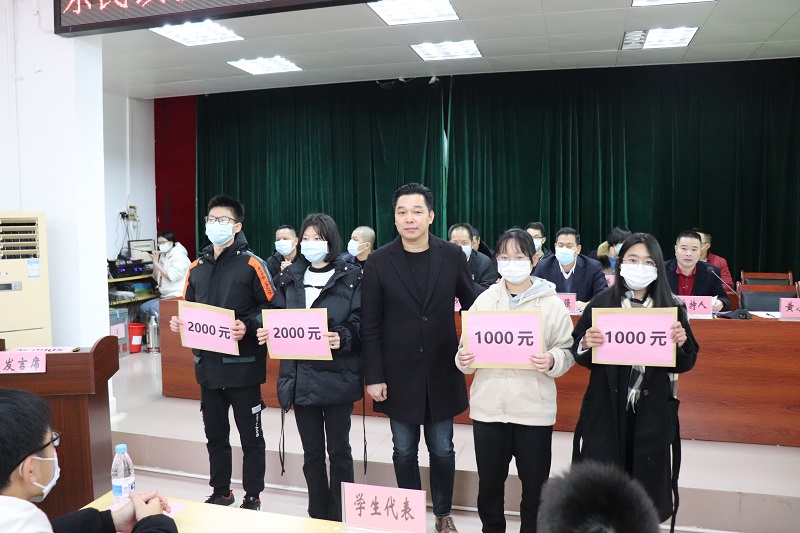 5 教育促進(jìn)會副會長黃小勇為中考優(yōu)秀學(xué)生代表頒發(fā)獎學(xué)金.JPG