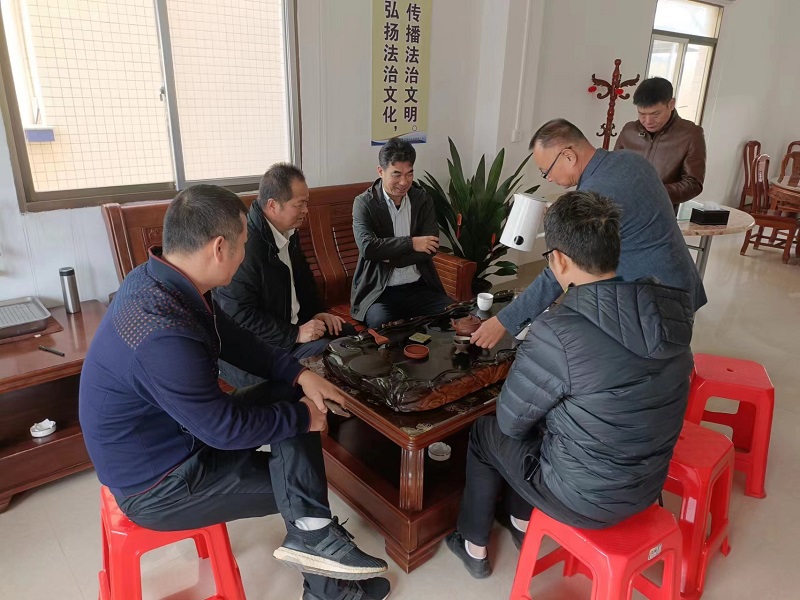 2 鎮(zhèn)領(lǐng)導(dǎo)與新海茂董事長陳國良促膝長談，傾聽企業(yè)心聲.jpg