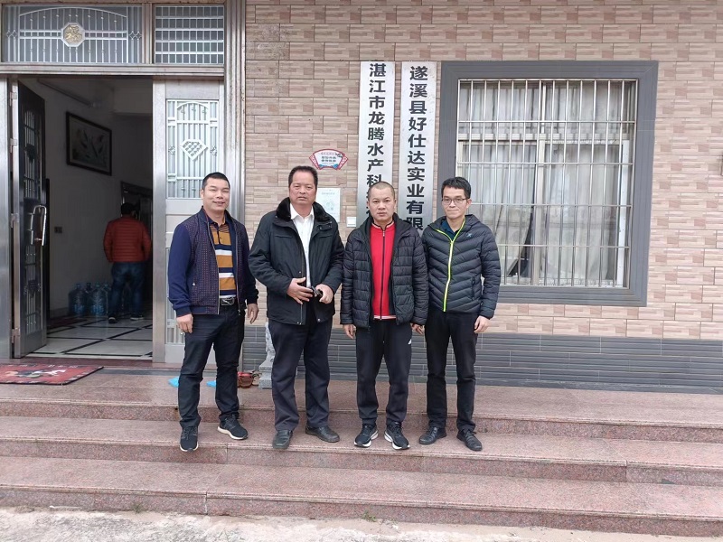 4 鎮(zhèn)領(lǐng)導(dǎo)與好仕達(dá)董事長黃利國親切交談，了解企業(yè)需求.jpg