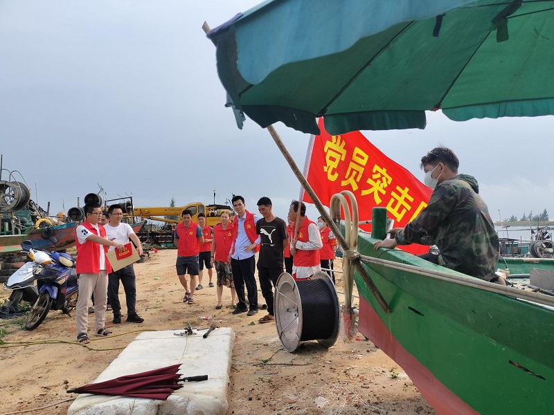 12 埠頭村臨時黨支部檢查漁船安置情況，勸導養(yǎng)殖戶離開危險地帶.jpg