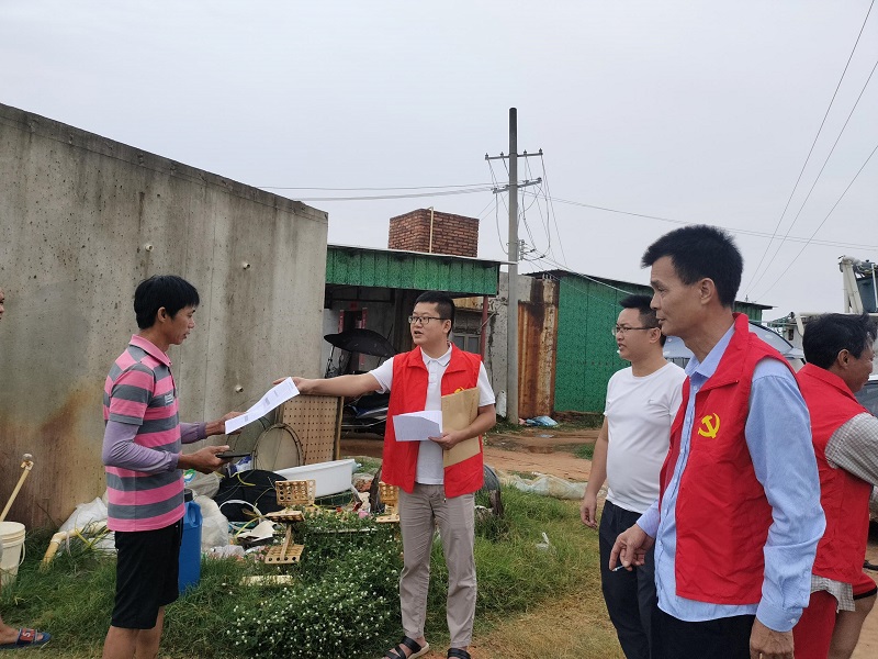 13 埠頭村臨時黨支部檢查漁船安置情況，勸導養(yǎng)殖戶離開危險地帶.jpg