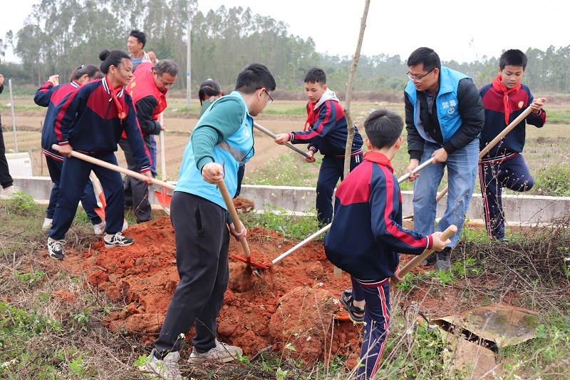 圖5：調(diào)神小學學生在調(diào)神村植樹點植樹.JPG