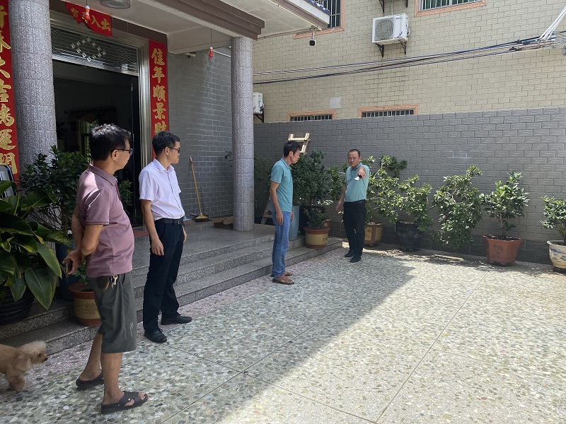 7 專(zhuān)班領(lǐng)導(dǎo)成員下村指導(dǎo)“美麗庭院”創(chuàng)建.jpg