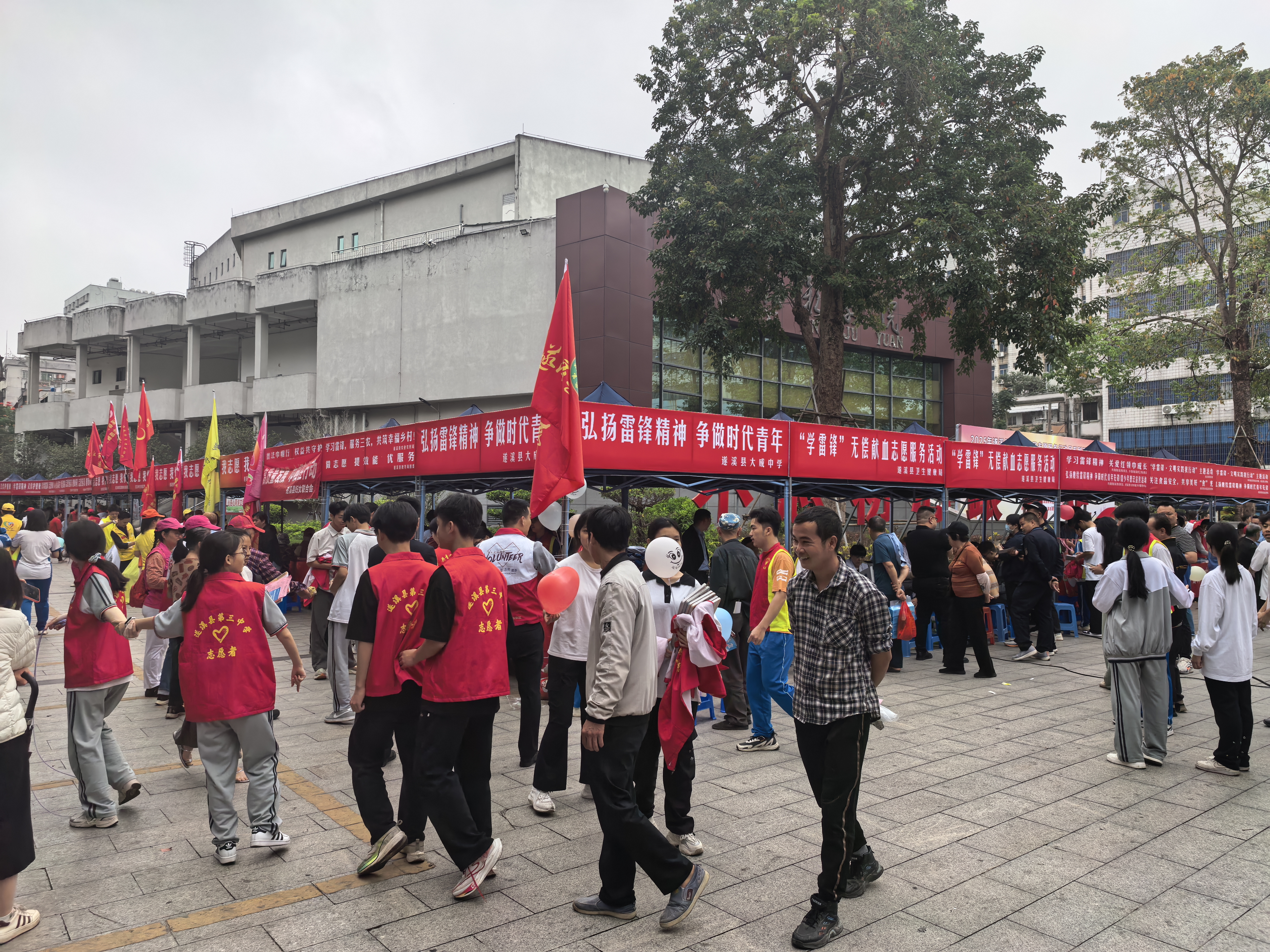 志愿服務(wù)一條街活動(dòng)現(xiàn)場(chǎng).jpg