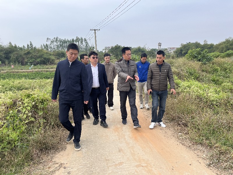 圖2：駐鎮(zhèn)工作隊會同華南農(nóng)業(yè)大學(xué)、廣州鐵路職業(yè)技術(shù)學(xué)院專家開展花生種植實地教學(xué).jpg