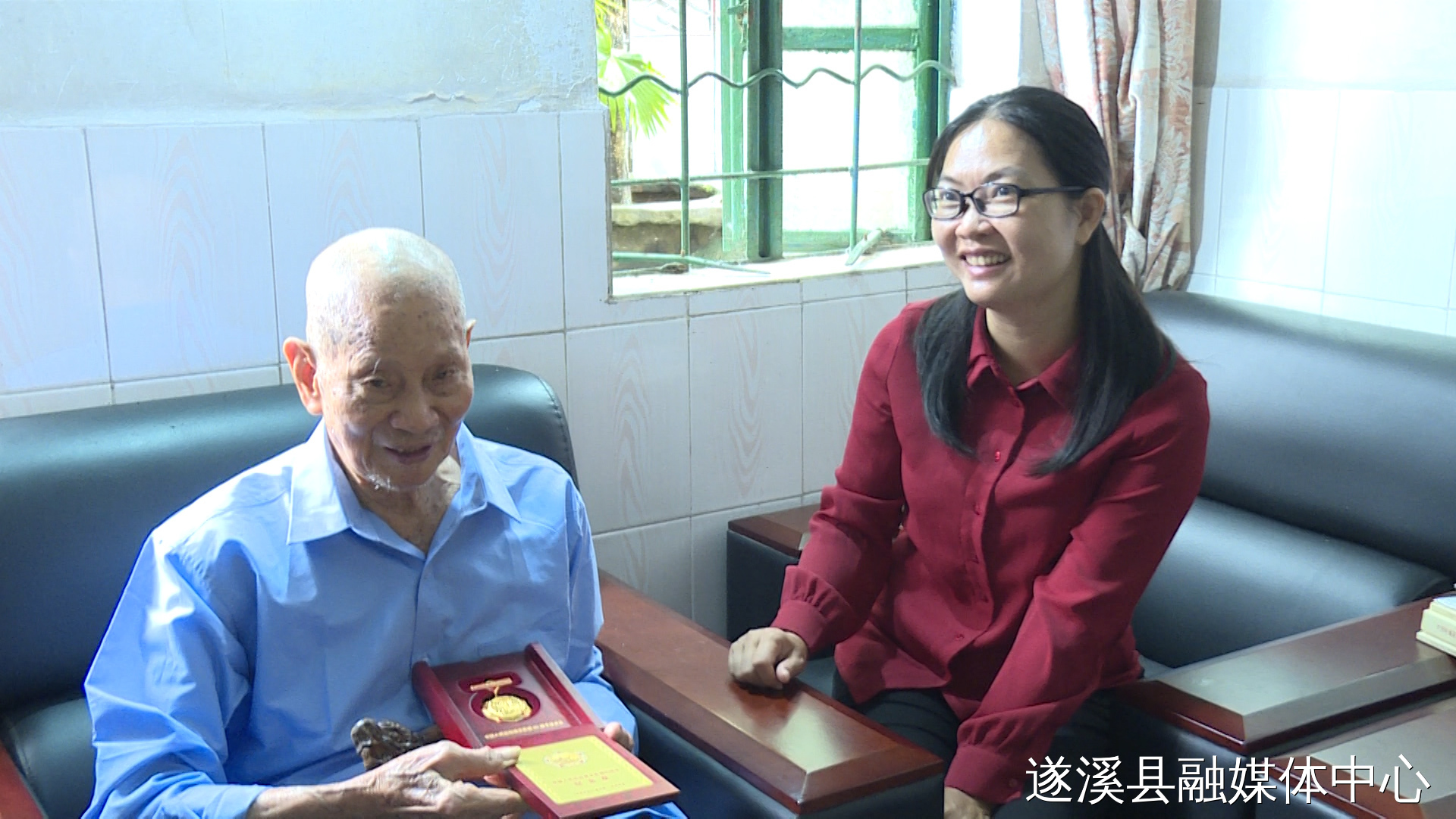 遂溪縣向抗戰(zhàn)老兵發(fā)放“中國(guó)人民抗日戰(zhàn)爭(zhēng)勝利80周年”紀(jì)念章