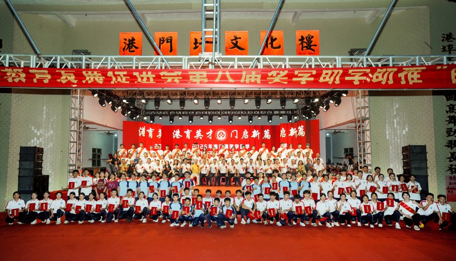 領(lǐng)導(dǎo)嘉賓和獲獎(jiǎng)學(xué)子合影留念.JPG