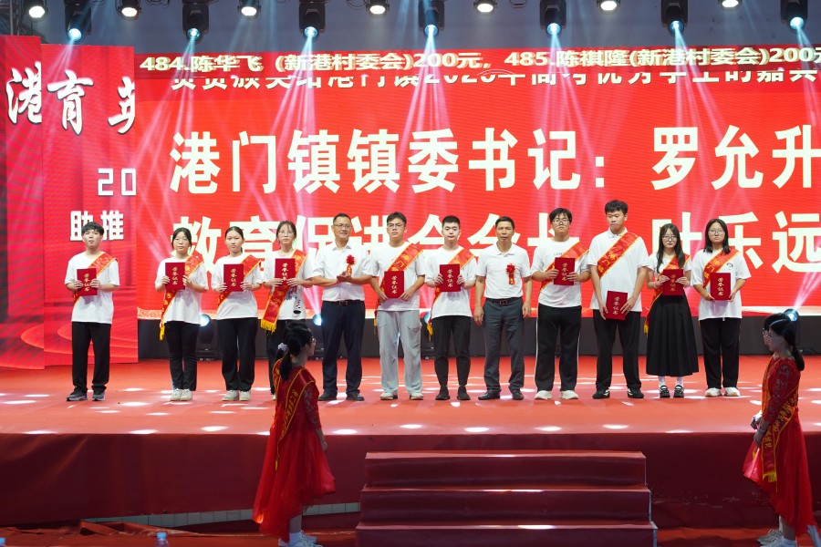 領(lǐng)導(dǎo)嘉賓為優(yōu)秀大學(xué)生頒獎(jiǎng)4.JPG