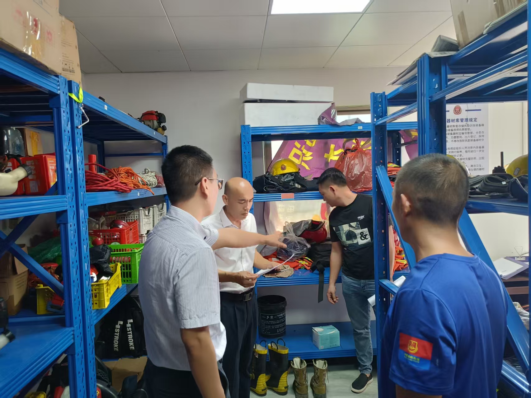 縣三防辦督導(dǎo)組到北坡鎮(zhèn)檢查應(yīng)急倉庫物資儲備 情況.jpg