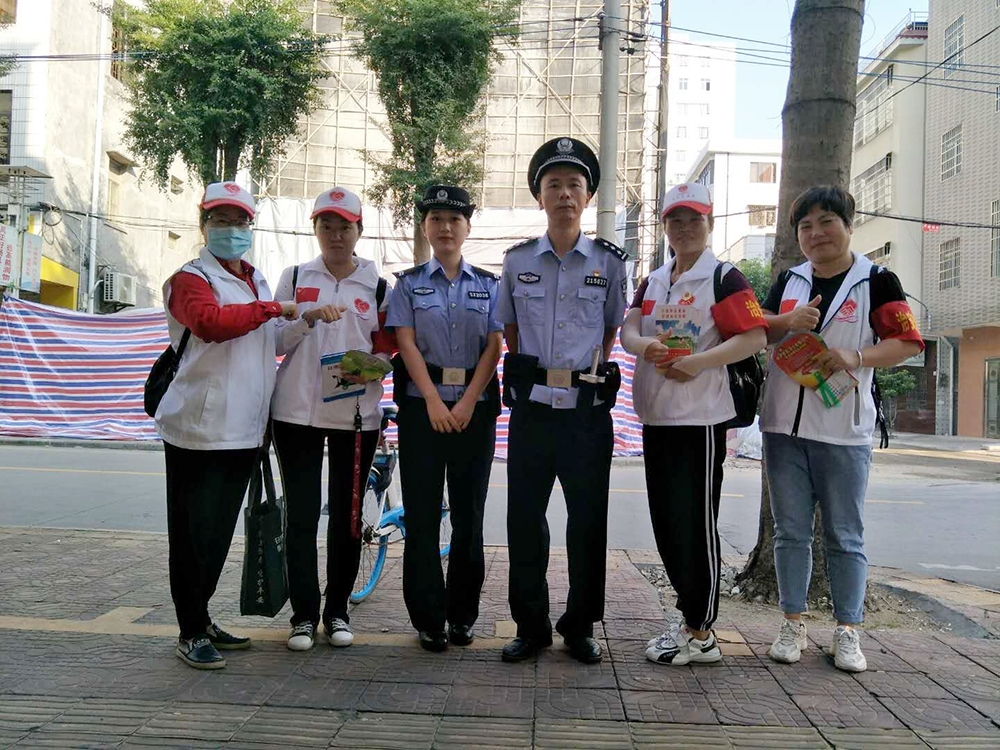 10月26日，團縣委組織志愿者組建“治安聯防”志愿者服務隊7.jpg