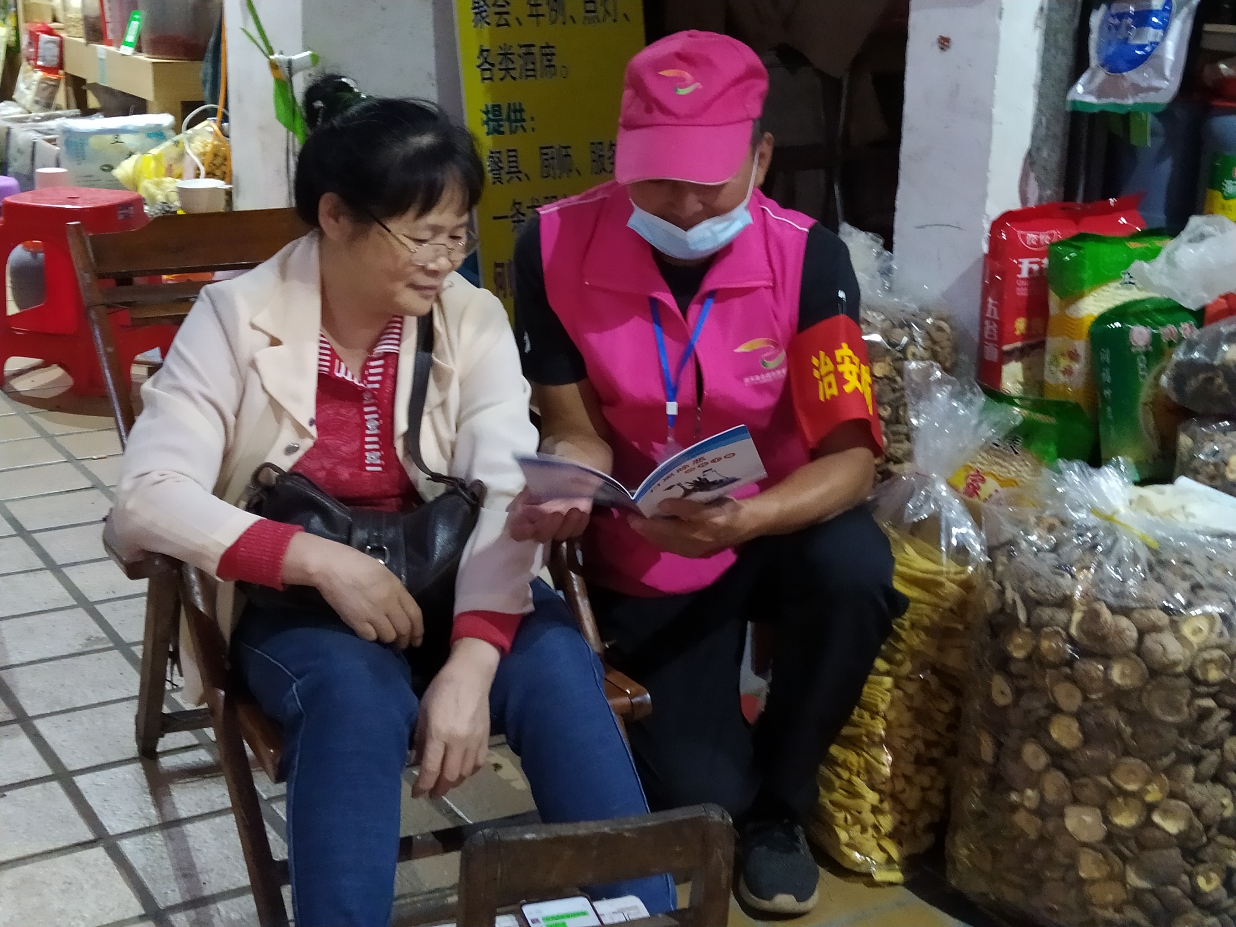 10月26日，團縣委組織志愿者組建“治安聯防”志愿者服務隊2.jpg