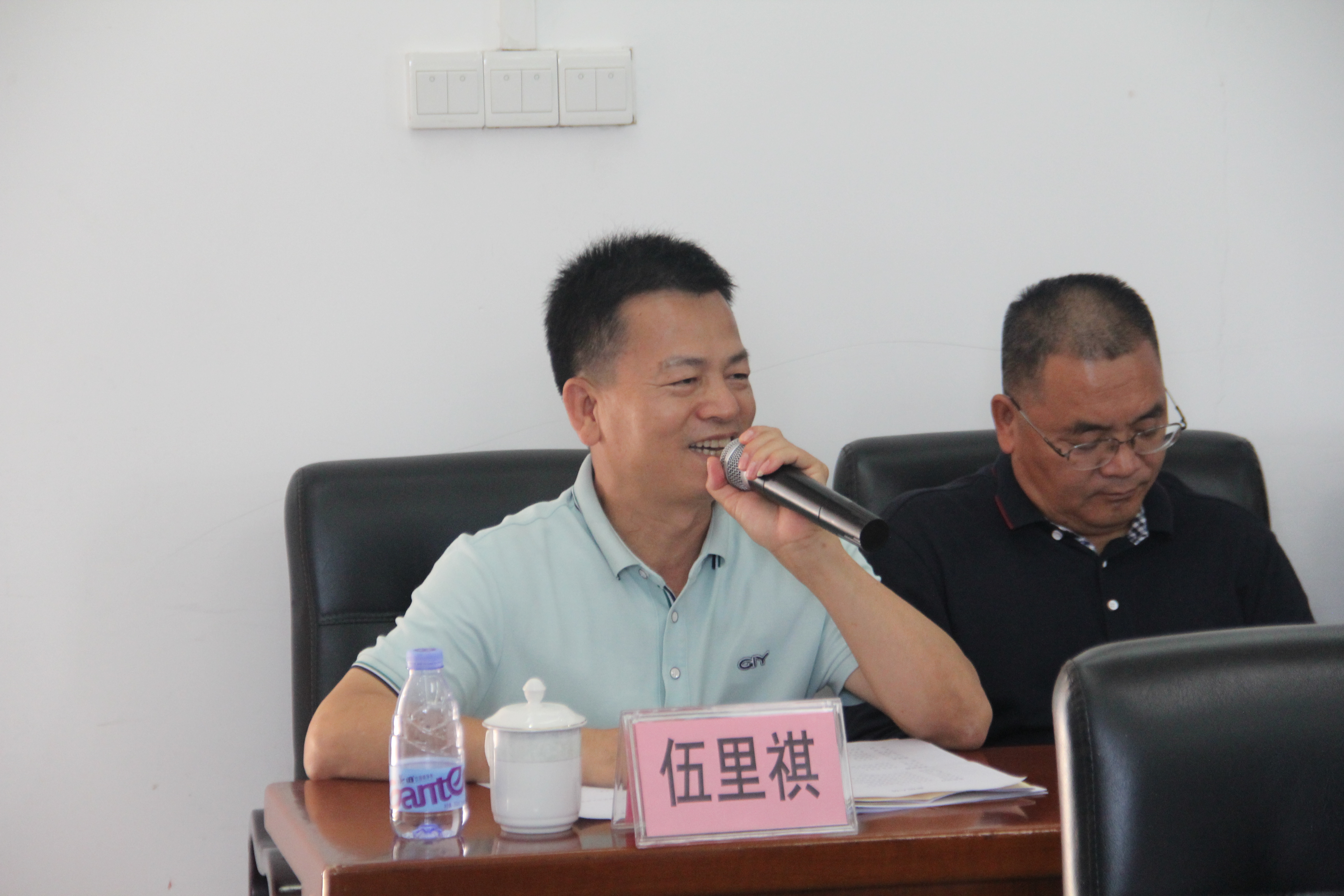 局長(zhǎng)伍里祺在脫貧攻堅(jiān)座談會(huì)上發(fā)言.JPG