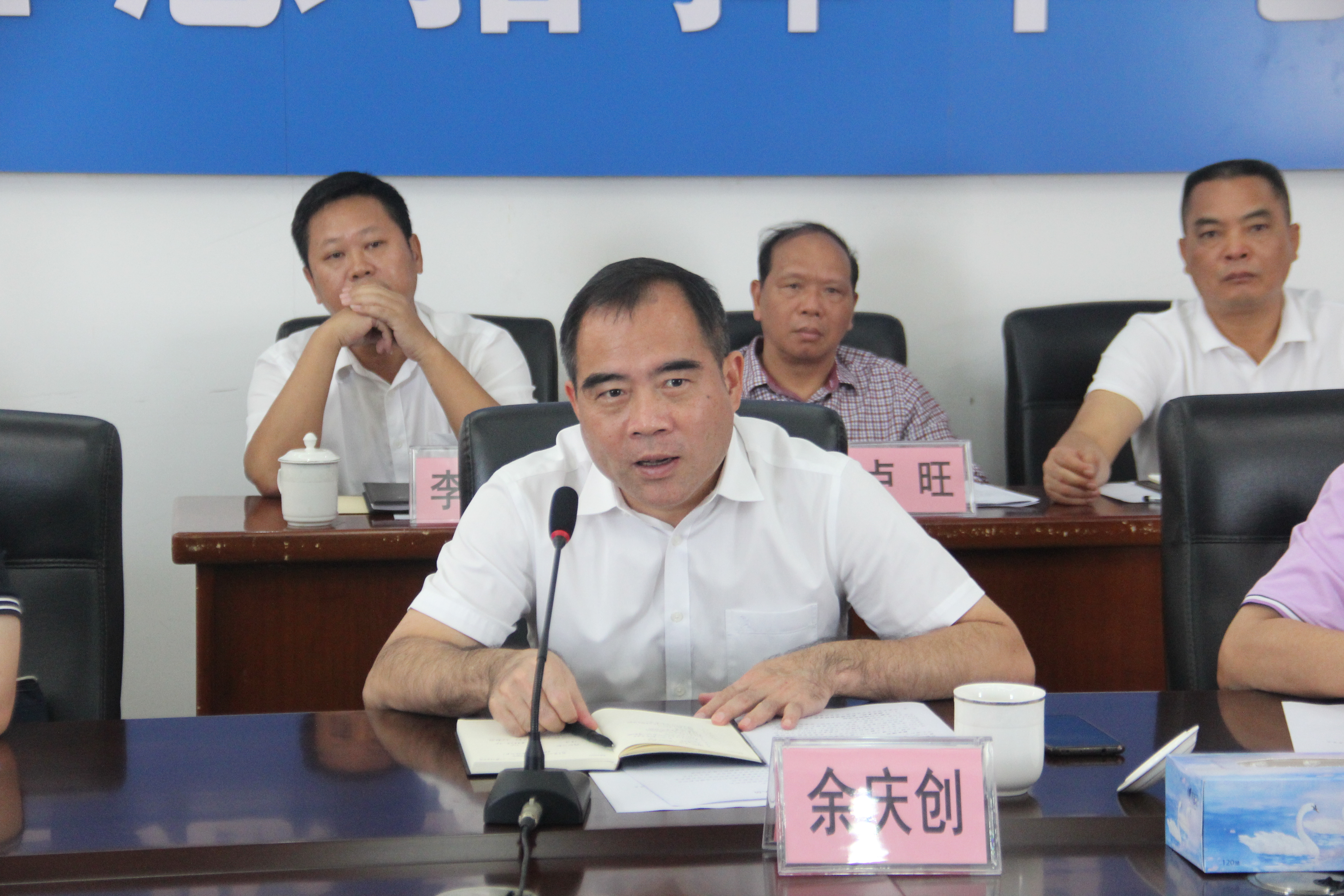 縣委書記余創(chuàng)慶在脫貧攻堅(jiān)座談會(huì)上發(fā)言.JPG